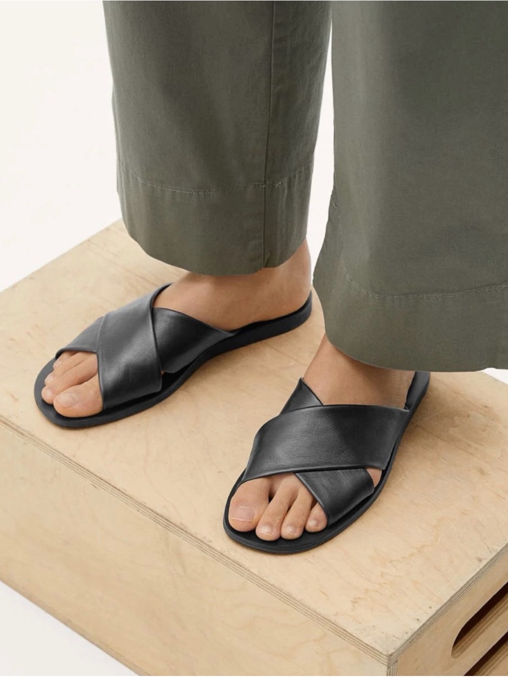 The Day Crossover Sandal - Everlane, Size 7, Black